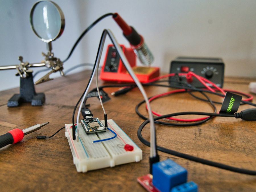 Banco de pruebas electrónico con puntas de medición y fuente