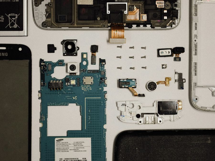Componentes internos de un Samsung ordenados sobre la mesa de trabajo