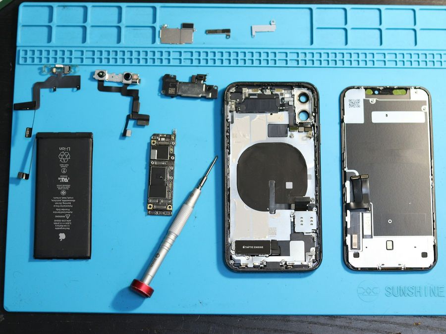 iPhone completamente desarmado con chasis, placa y batería separados