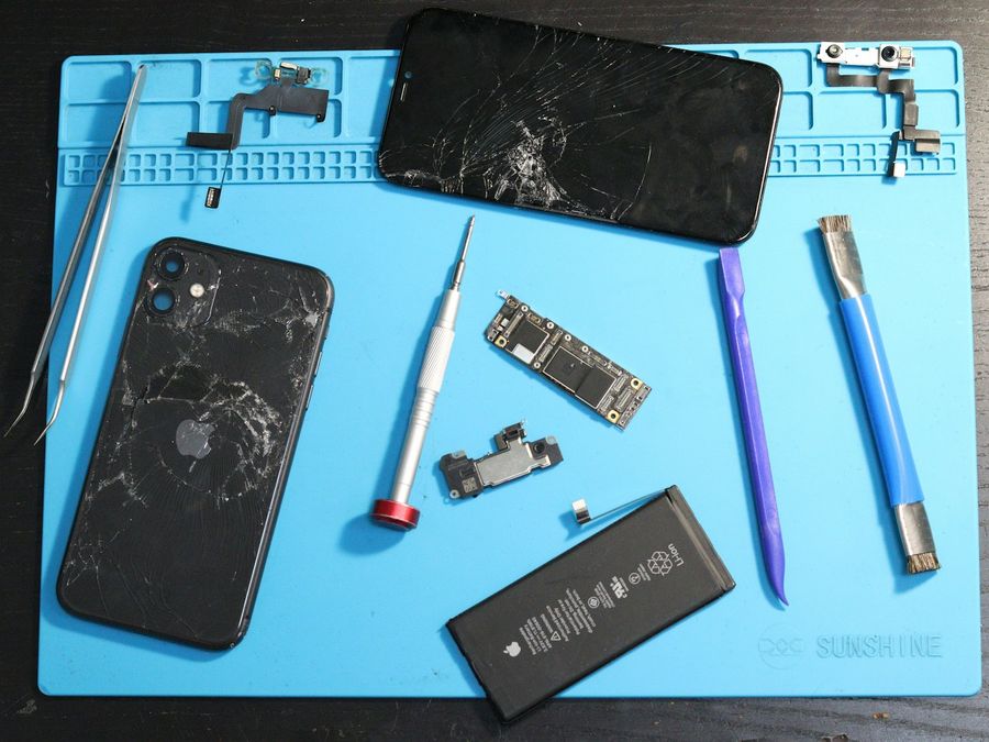 Celular con pantalla y tapa trasera rotas listo para reparación
