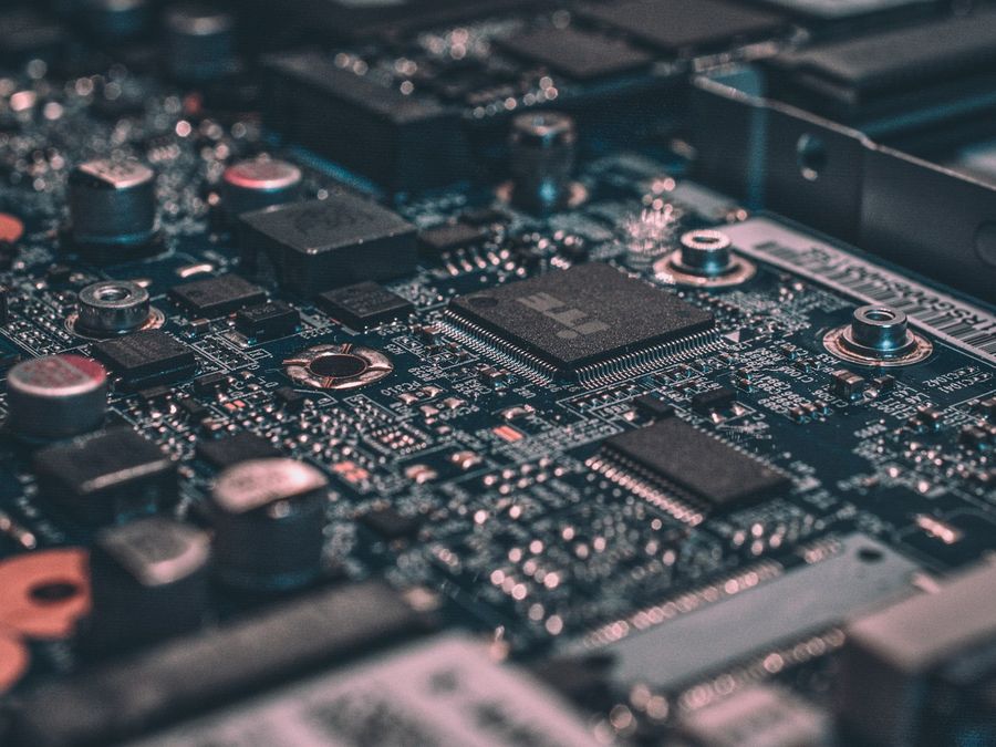 Detalle macro de una placa con integrados y condensadores